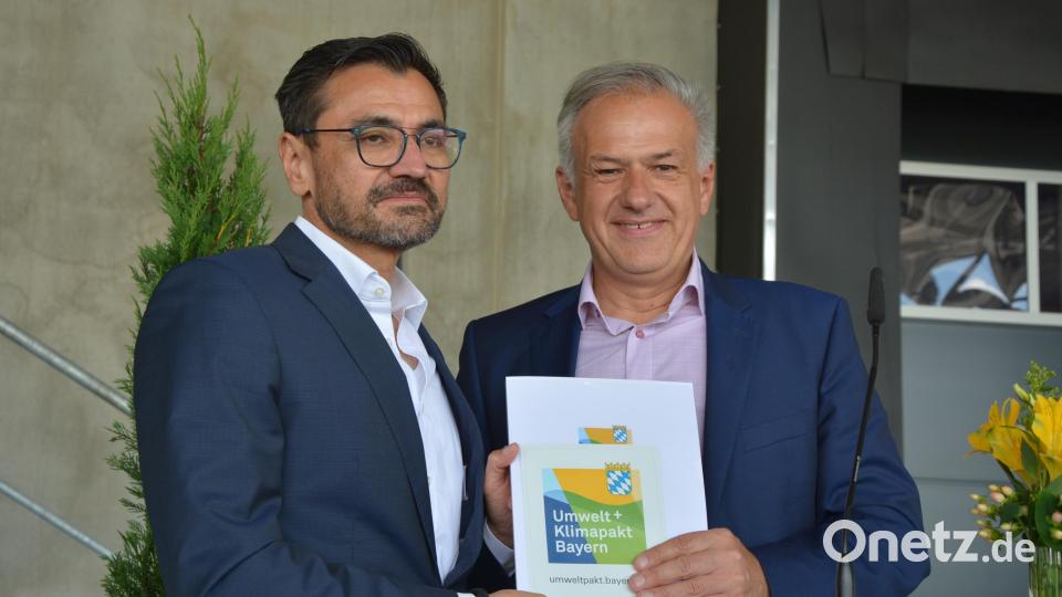 Landrat Roland Grillmeier (rechts) übergibt das Zertifikat „Umwelt- und Klimapakt Bayern“ an Dr. Patrick Markschläger. Bild: jr