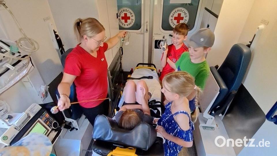 Beim BRK in Neustadt dürfen die Kinder in einen Rettungswagen steigen. Bild: Pamela Wünsche/exb