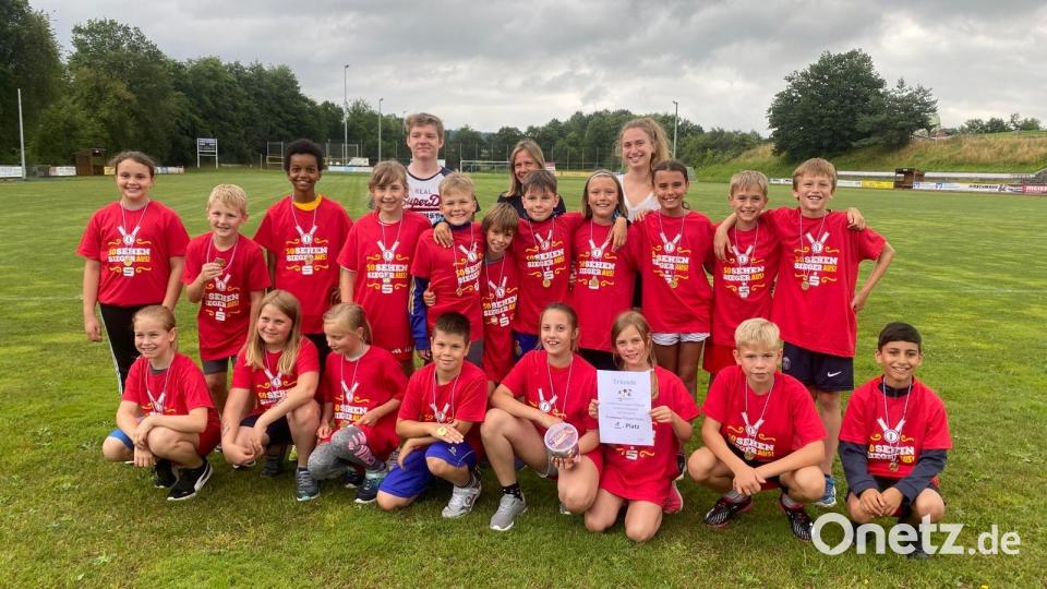 Strahlende Gesichter gab es bei der Grundschule Poppenricht, dem Siegerteam bei der Leichtathletik-Landkreismeisterschaft der Grundschulen. Hinten von links); Praktikant Gabriel Ullmann, Lehrerin Monika Leditschke und Lehramtsanwärterin Marina Windisch. Bild: u