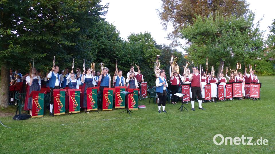 Die Musiker danken für den Applaus Bild: hme