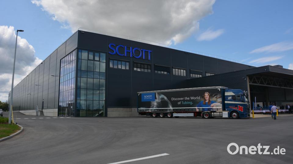Die neue mächtige Otto-Schott-Logistikhalle in Mitterteich. Bild: jr