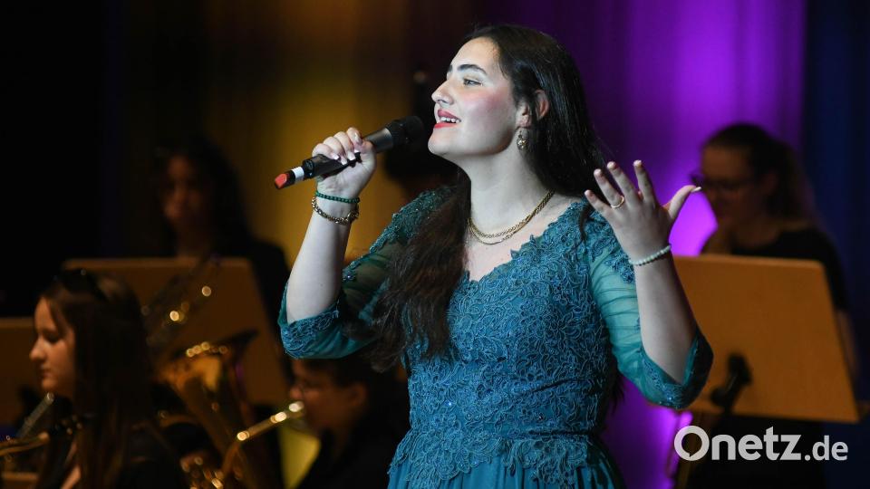 Solistin Alisa Jarusskij beeindruckt mit &quot;Feeling Good&quot; den ganzen Saal und wird von einem jubelnden Publikum belohnt. Bild: Gabi Schönberger