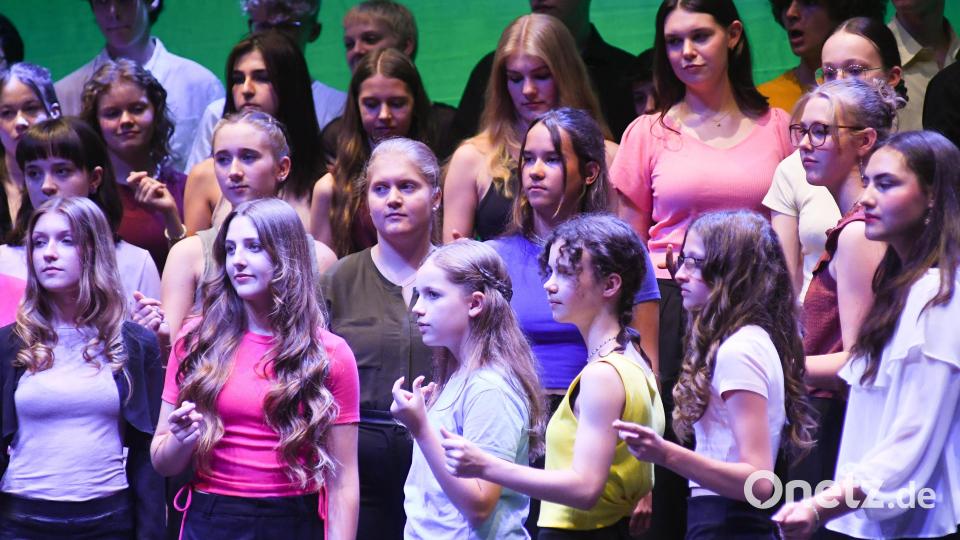 Der Große Chor erfüllt den ganzen Saal mit Gesang. Bild: Gabi Schönberger