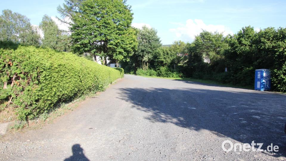Der Friedhofs-Parkplatz (Bild) in Bärnau ist seit Montag wegen umfangreicher Baumaßnahmen gesperrt. Bild: kro