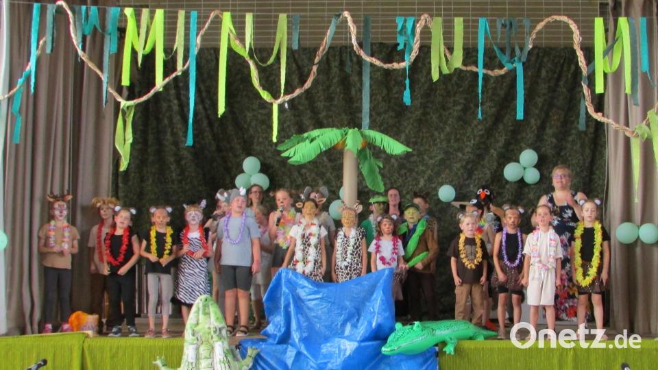 Der Kinderchor begeistert in der Manteler Mehrzweckhalle das Publikum mit dem Musical &quot;Brücken bauen statt Mauern&quot;. Bild: sei