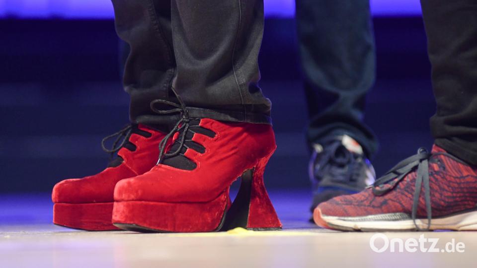 Abba würde es gefallen. Die Schuhe des Lehrerchors bringen das Publikum zum Lachen. Bild: Gabi Schönberger