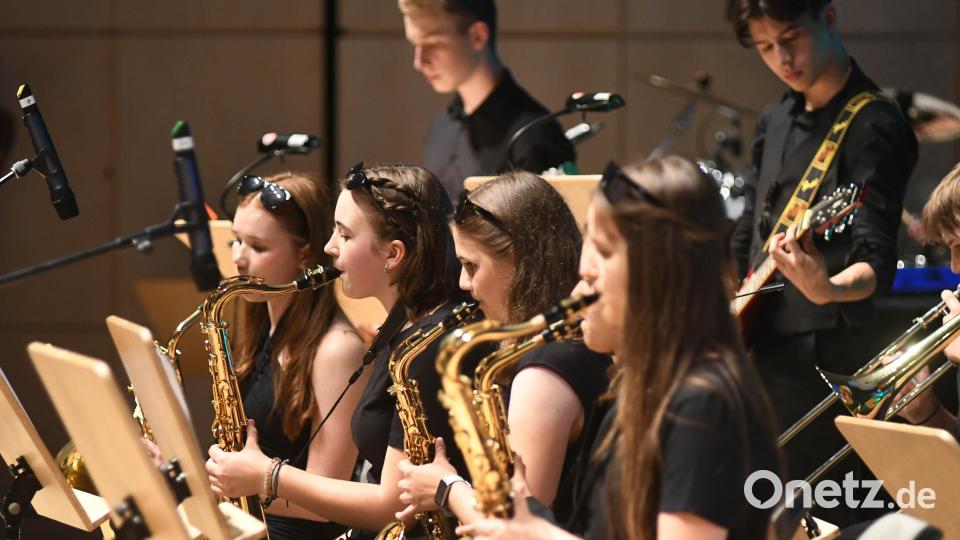 Die Big Band spielt lässig mit Sonnenbrille. Bild: Gabi Schönberger