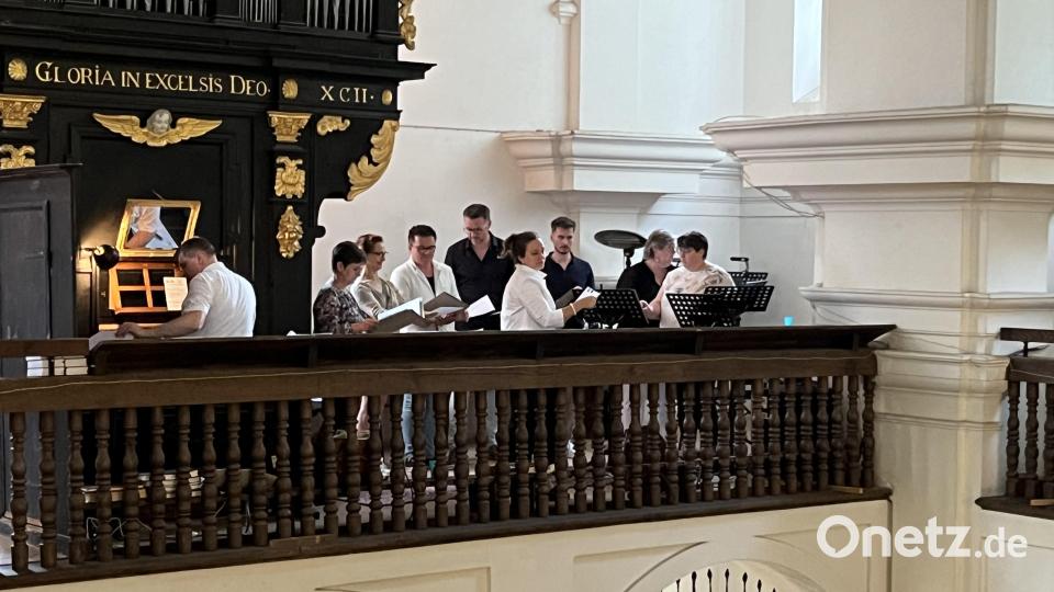 Das Ensemble &quot;Vocalista ad hoc&quot; aus Erbendorf und Organist Holger Popp gestalteten das Abendlob. Bild: Klaus Kuran/exb
