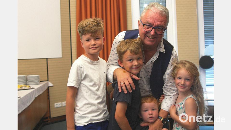 Über die Glückwünsche seiner vier Enkel Jeremias, Kilian, Luitpold und Emilia (von links) freute sich Toni Dutz ganz besonders. Bild: wro