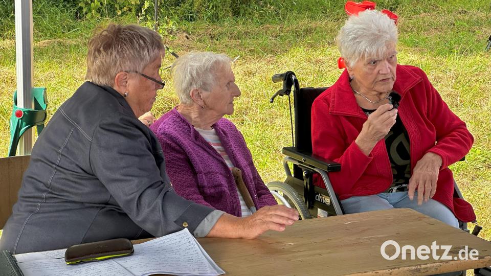 Die Berichte der Zeitzeugen über das Leben in Paulusbrunn und die Umstände der Vertreibung wurden von einer großen Schar von tschechischen und deutschen Besuchern verfolgt. Emmi Rößler und Anna Plobner schilderten eindrucksvoll ihre Erinnerungen. Links im Bild Ingrid Leser. Bild: Matouš Horáček/exb