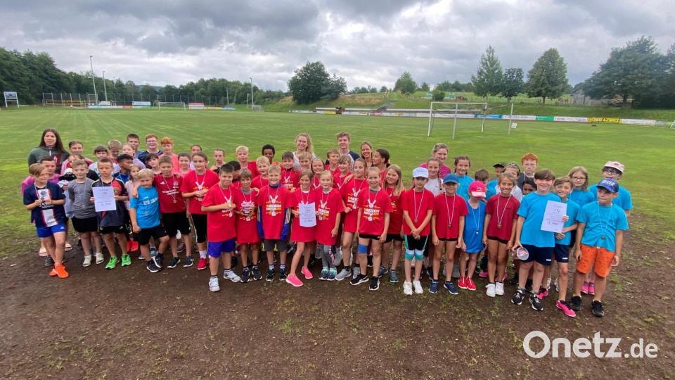 Die drei Grundschul-Leichtathletik-Mannschaften nach der Siegerehrung auf der Sportanlage des SV Hahnbach von links: GS Hahnbach (2.), GS Poppenricht (1.) und GS Schnaittenbach (3.). Bild: u