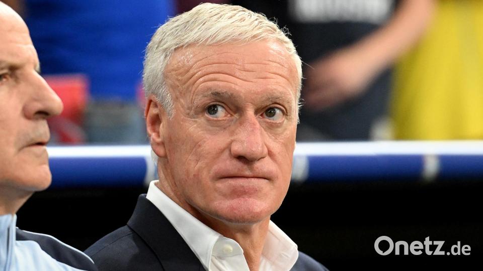 Frankreichs Trainer Didier Deschamps schaut besorgt zur Uhr. Bild: Jens Niering