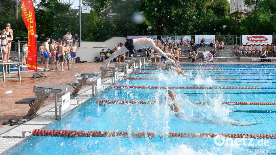 Der Start ist erfolgt: Das 24-Stunden-Schwimmen dauert im Amberger Hockermühlbad bei freiem Eintritt noch bis Samstag, 20. Juli, 9 Uhr. Bild: Petra Hartl