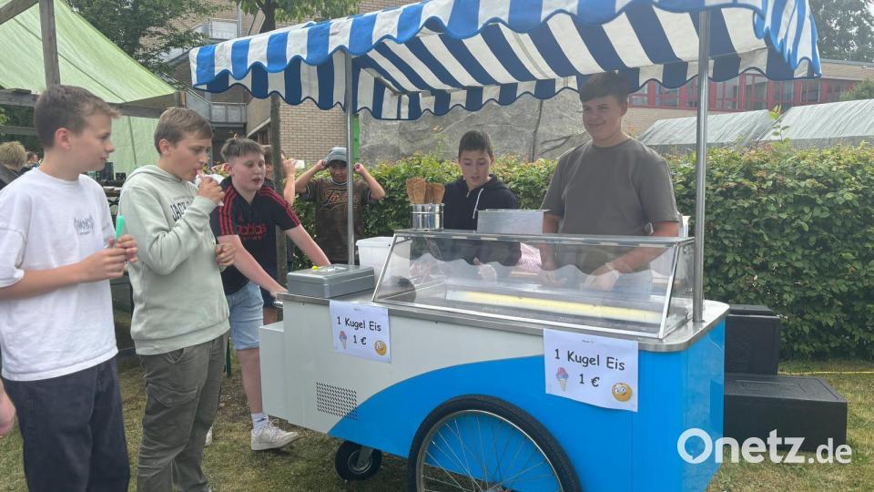 Beim Sommerfest an der Realschule im Stiftland wurde auch Eis angeboten. Bild: Alexandra Wittke/exb