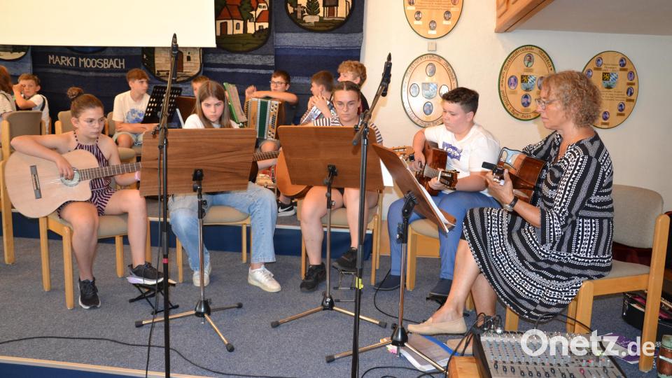 Die Gitarrengruppe mit ihrer Lehrerin Sieglinde Ziegler bekam beim Vorspielabend sehr viel Beifall. Bild: gi
