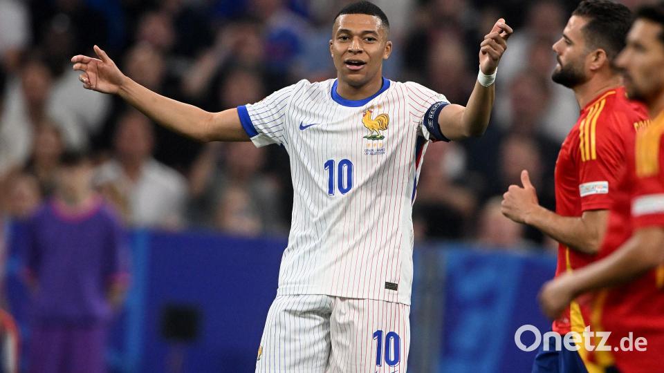 Kylian Mbappe breitet ratlos die Arme aus. Bild: Jens Niering