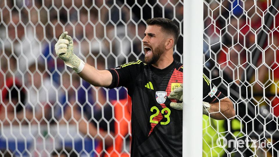 Unai Simon dirigiert seine Abwehrspieler. Bild: Jens Niering