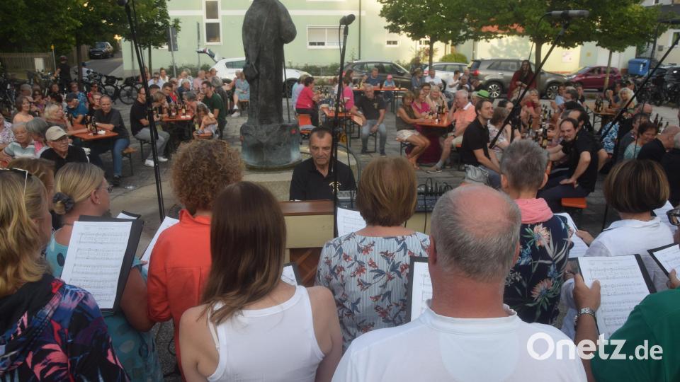 Wo man singt da lass dich nieder. Wolfgang Ziegler (vorne sitzend am Klavier) begeistert mit dem Männergesangverein &quot;Frohsinn&quot; und dem Kirchenchor die 200 Besucher. Bild: fz