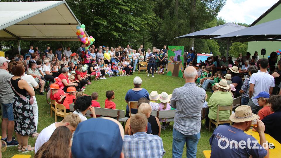 Eine fantasievolle Aufführung hatten die Mädchen und Buben des Kinderhauses in Groschlattengrün zur 50-Jahrfeier einstudiert. Bild: Matthias Walk/exb