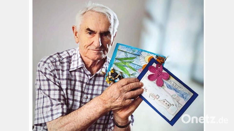 Die Kinder der Grundschule überreichen den Senioren selbstgebastelte Karten. Bild: Sebastian Bäumler /exb