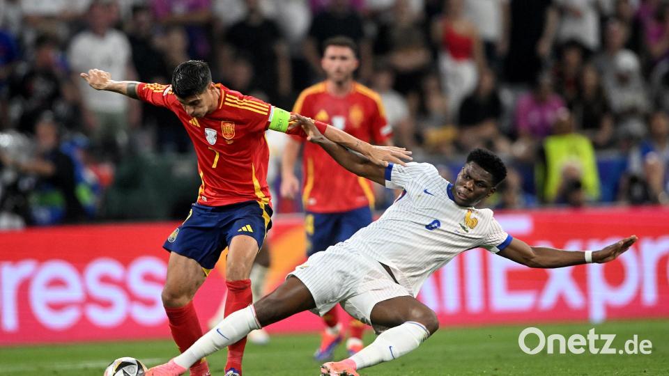 Alvaro Morata im Duell mit Aurelien Tchouameni. Bild: Jens Niering