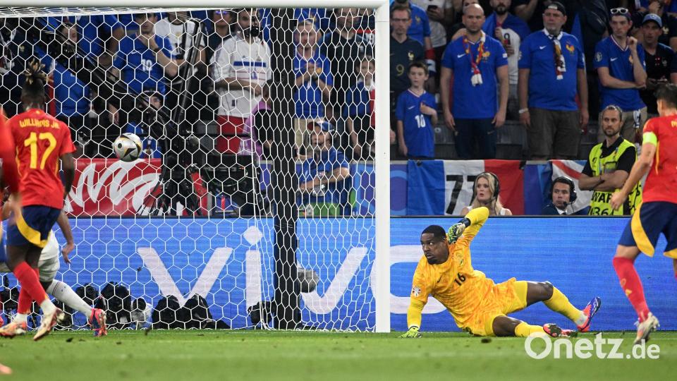 Mike Mangan kann dem Ball nur hinterherschauen. Bild: Jens Niering