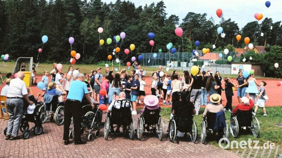 Senioren und Kinder entlassen gemeinsam ihre Wünsche in den Himmel Bild: Sebastian Bäumler /exb