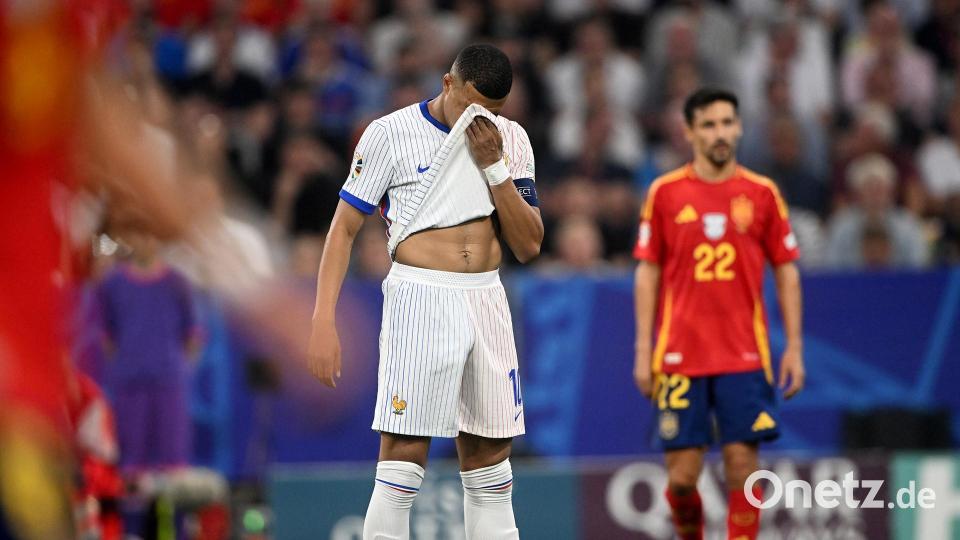 Kylian Mbappe wischt sich nach der Niederlage den Schweiß aus den Augen. Bild: Jens Niering