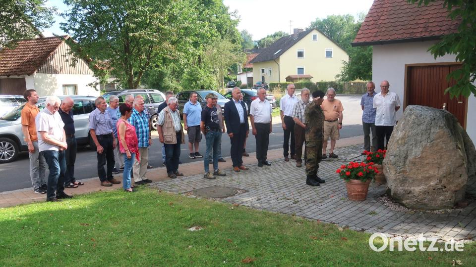 Die Jubiläumsfeier der Reservistenkameradschaft Vilseck begann am Ebersbacher Ehrenmal mit einem Totengedenken. Bild: rha