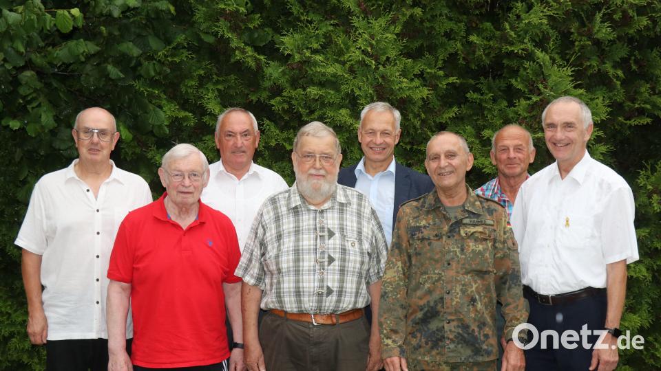 Seit 50 Jahren besteht die Reservistenkameradschaft (RK) Vilseck. Darüber freuten sich (von links): Kassier Herbert Grollmisch, Gründungsmitglied Christian Trummer, Ehrenvorsitzender der Kreisgruppe Oberpfalz-Mitte Werner Gebhard, Gründungsvorstand Ludwig Lindner, 2. Bürgermeister Thorsten Grädler, RK-Vorsitzender Max Hammer, sein Stellvertreter Wilhelm Würfl und Kreisgruppen-Vorsitzender Bertram Gebhard. Bild: rha