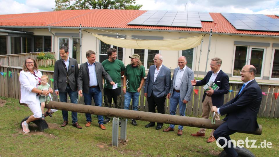 Am Sommerfest von LearningCampus durften sich auch Bürgermeisterin Carmen Pepiuk und Finanzminister Albert Füracker wieder wie Kinder fühlen. Bild: sne