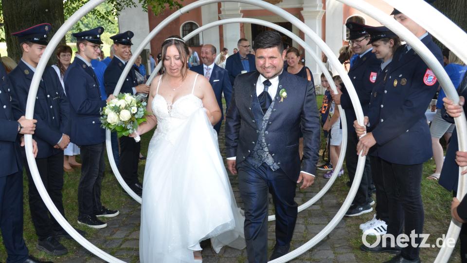 Einen „Schlauchtunnel der Liebe“ durchschritten die Jungvermählten bei den Kameraden der Freiwilligen Feuerwehr Saubersrieth-Niederland. Bild: dob