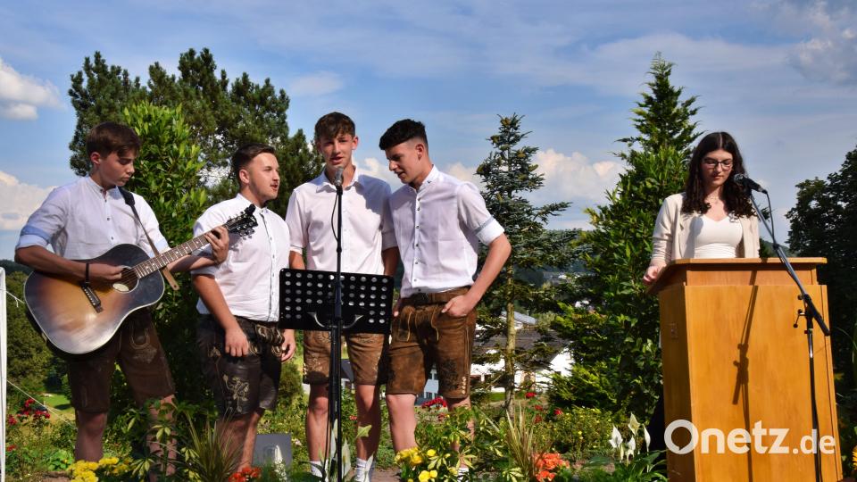 Ein selbst komponiertes Lied sangen (von links) Lenz Radl, Eric Luber, Joshua Speigl und Jakob Heldrich im Oberpfälzer Dialekt; Johanna Dillmann moderierte. Bild: hdk