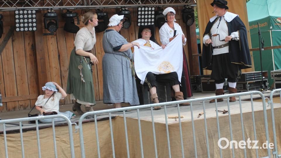 Viel Beifall gibt es für die Akteure der Dorfbühne Waidhaus beim Stück &quot;Wunderheiler und Medikus Baspist Franko und Johanna&quot;. Bild: pi