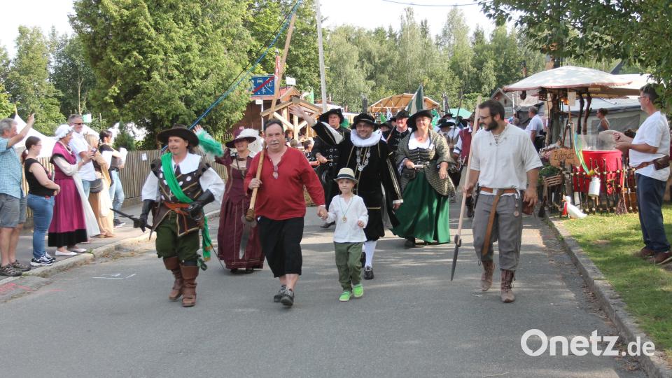 Es geht los: Die Gewandeten ziehen zur Eröffnung des &quot;Mittelalter-Marktes zu Weyhausen&quot;. Bild: pi
