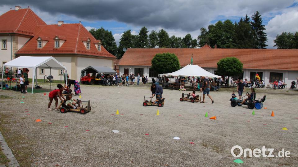 Am Dorfplatz konnten die Kinder Kett-Car fahren, während die Eltern sich bei Kaffee, Kuchen und Pizza stärkten. Bild: sne