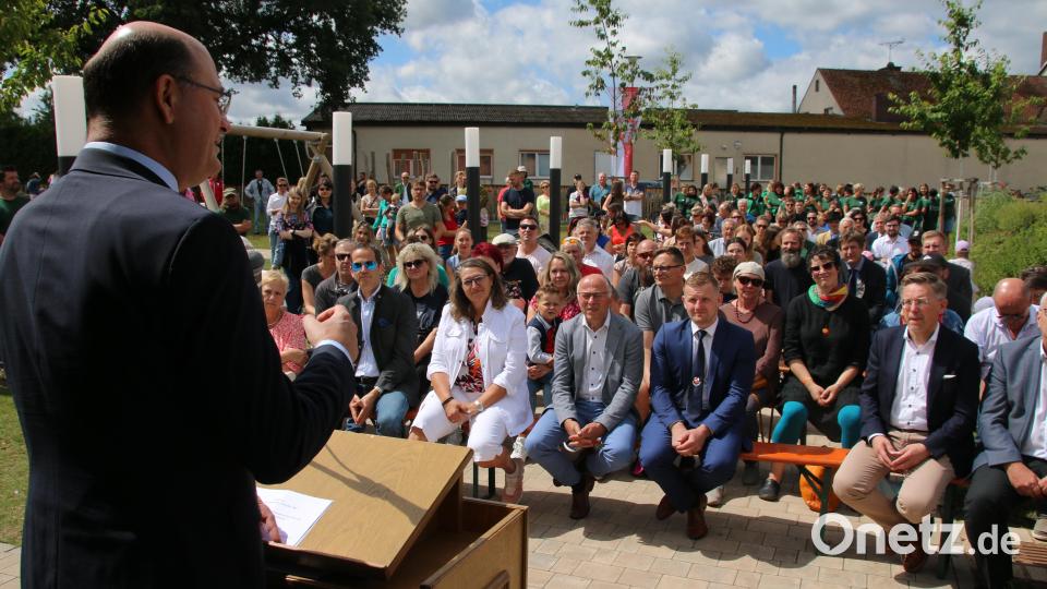 Albert Füracker bewunderte die Einrichtungen von LearningCampus und freute sich über die tobenden Kinder. Bild: sne
