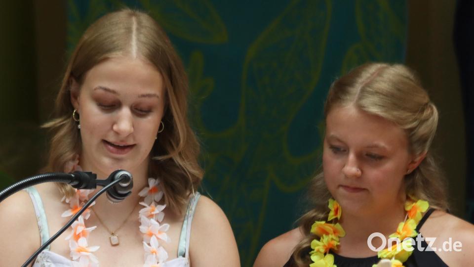 Zoey Rex und Caroline Seibold (von links) fanden Worte des Dankes an Lehrer, Eltern und vor allem an jene, die so eine Schule am Laufen halten. Bild: mfh