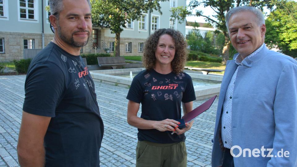 Anne Terpstra nimmt für die Niederlande an den Olympischen Sommerspielen in Paris teil. Landrat Roland Grillmeier (rechts) wünschte der in Pleußen beheimatetetn Sportlerin dort viell sportlichen Erfolg, mit im Bild Lebensgefährte Thomas Wickles. Bild: jr