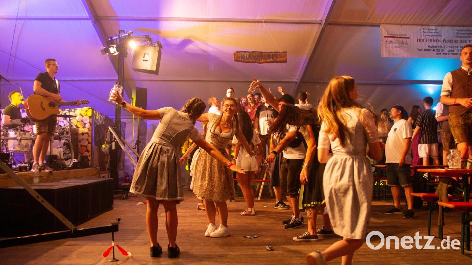 Bis zum letzten Song der Band &quot;Dei vo gestern&quot; wird getanzt, geklatscht und gesungen. Bild: hir
