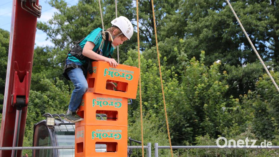 Beim Kasten-Klettern gings hoch hinaus. Zum Glück waren die Kinder gesichert. Bild: sne