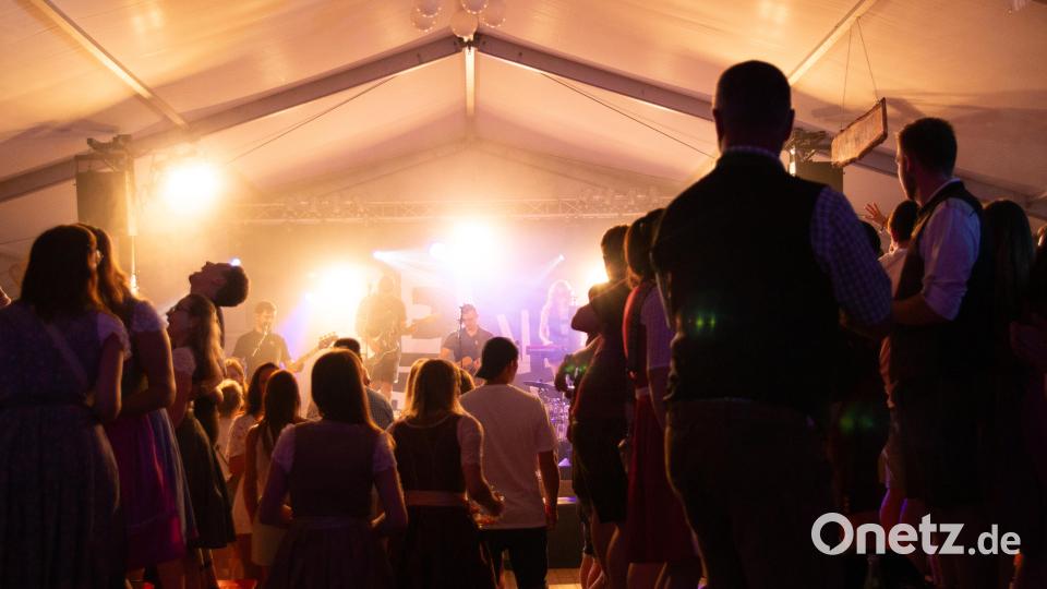 Bereits am Freitag steht das Zelt mit der Band &quot;Dei vo gestern&quot; Kopf. Bild: Georg Hirmer