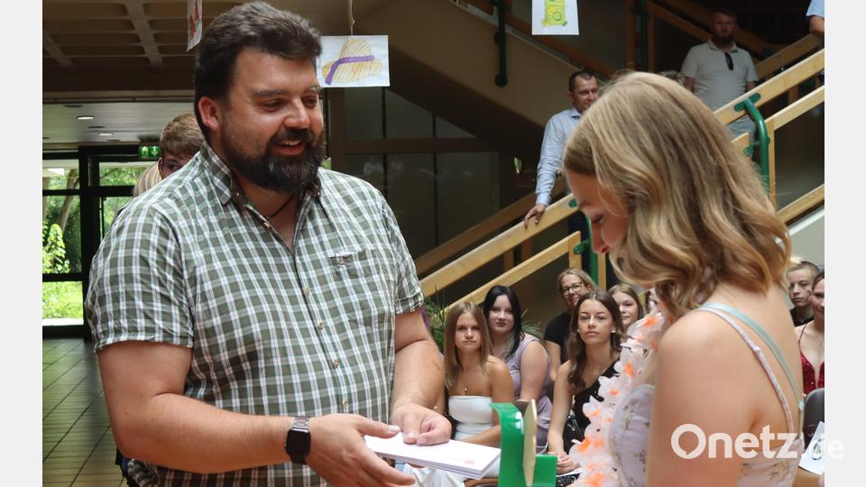 Bürgermeister Stefan Frank, einst selbst Absolvent der Krötensee-Mittelschule, verteilt bei der Ehrung herausragender Leistungen Präsente. Bild: mfh