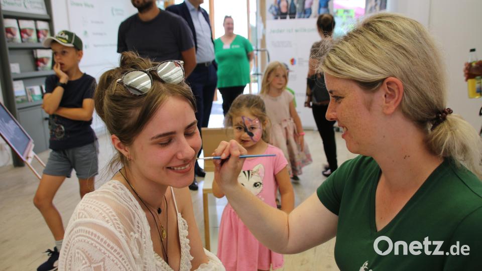 Wer sagt denn, dass Kinderschminken nur für Kinder sein muss? Diese junge Dame ließ sich professionell bemalen. Bild: sne