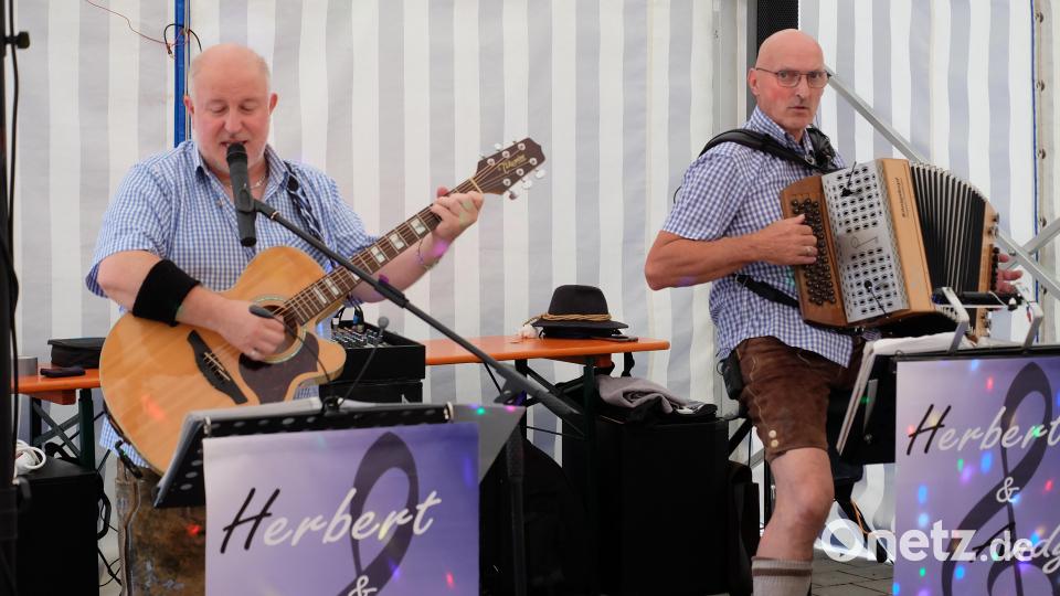 Herbert und Andy gaben alles um die Besucher des Fischerfestes zu unterhalten. Bild: wlr