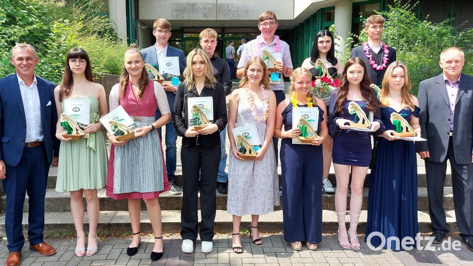 Zur Ehrung der Besten versammelt: (vorne, von links) Rektor Peter Danninger, Cristina Moldovan (Notenschnitt 1,8), Hannah Luber (1,8), Emely Popp (1,4), Zoey Rex (1,8), Caroline Seibold (1,8), Nadine Fuchs (1,3), Kaitlyn Koch (1,7) Konrektor Harald Röbl, (hinten von links) Sebastian Windisch (1,4), Dominik Bleisteiner (Sozialpreis), Robin Grädler (1,2), Veronica Reinhardt (1,7), Roland Wagner (1,7). Bild: mfh