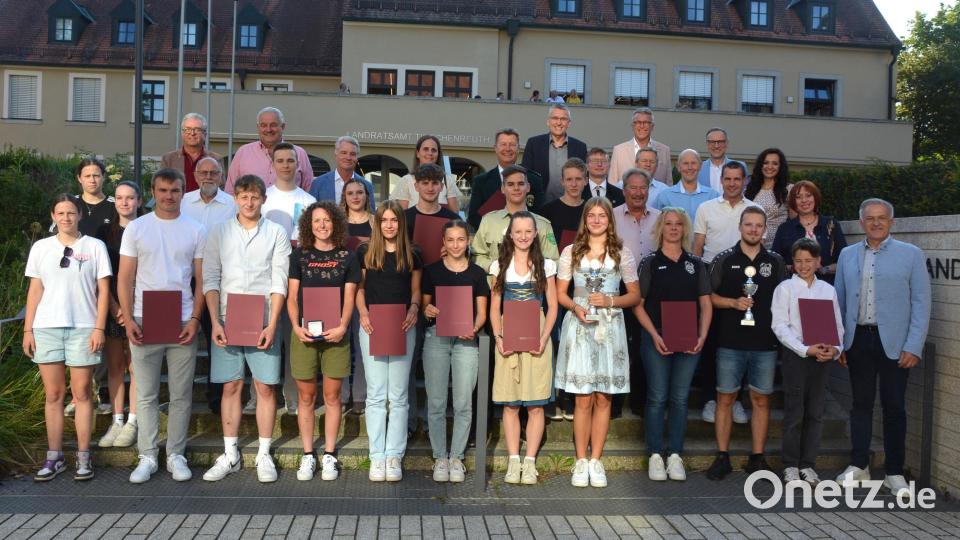 Im Bild die geehrten Sportlerinnen und Sportler, sowie die Mannschaften, gemeinsam mit Landrat Roland Grillmeier (rechts), den BLSV-Kreisvorsitzenden Andreas Malzer, Schulamtsdirektor Armin Engel, sowie den Bürgermeistern aus den jeweiligen Kommunen. Bild: jr