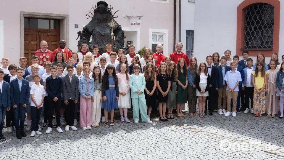 Stadtpfarrer Georg Flierl, Pfarrer Dr. Charles Ifemeje, Pfarrvikar Armin Maierhofer und Domkapitular Dr. Michael Dreßel freuten sich mit den Gemeindereferentinnen Sabine Schiml und Doris Mehler über die Firmung. Bild: Fotostudio Hummer/exb