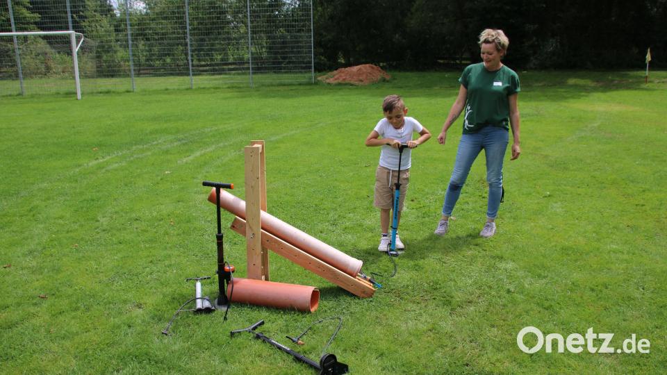 Mit ordentlich Muskelkraft pumpte der kleine Mann und durch den Wasserdruck schossen Raketen-Flaschen aus den Rohren. Bild: sne