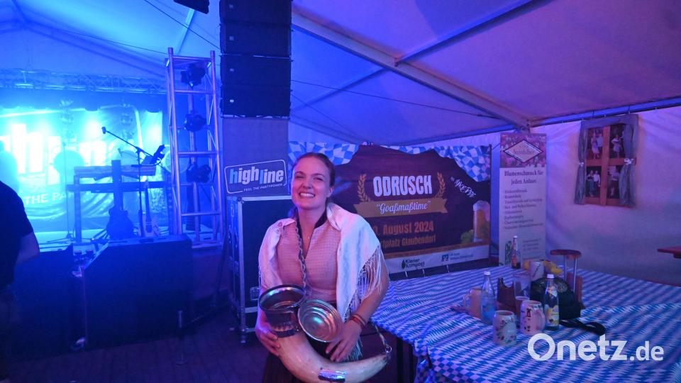Oberkirwa-Moidl Antonia vor einem leeren Kirwatisch, alles musste mithelfen, um den Durst der Feiernden zu stillen. Bild: kki